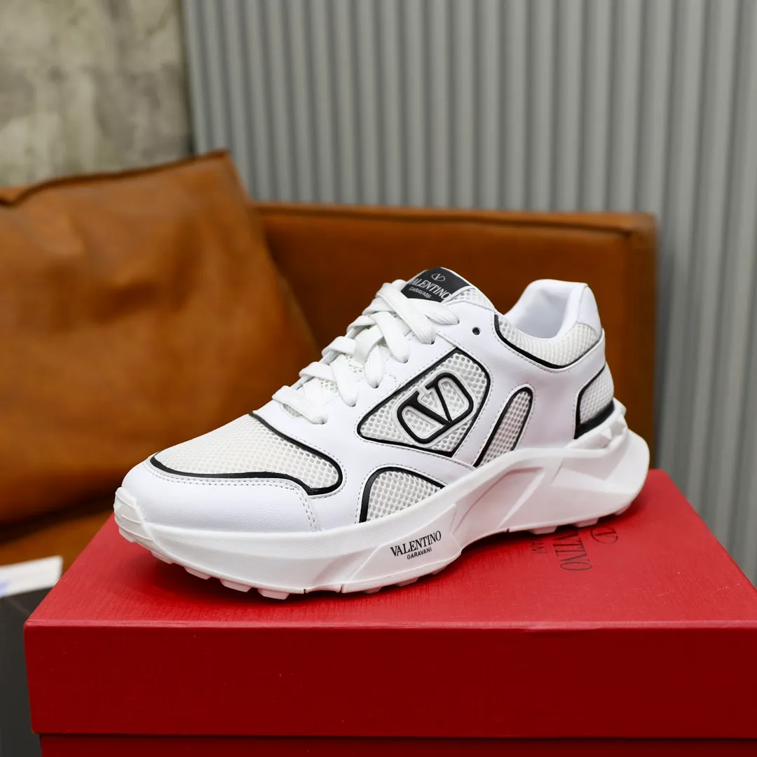 Ex-factory price: 460💰VALENTINO/Valentino 2025s men's latest low-top thick-soled sports shoes are shipped. Made with heavy industry, men's fine casual sports shoes, versatile style. Made of fabric mesh upper, rubber lines embellished with geometric segmentation upper, hand-sewn, novel and fashionable, rubber soles with rivet details on the front and back, VALENTINO GARAVANI LOGO printed on the side, and Valentino Garavani decorative inlay on the tongue. Logo, comfortable, breathable and durable on the feet! Comes with full original packaging! Code number: 38-39-40-41-42-43-44 (45 can be customized)